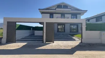 Modern Akarca dört yatak odalı müstakil aile villası